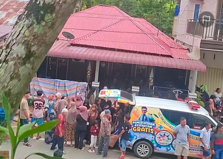 Warga memadati lokasi tempat seorang lansia ditemukan tewas di kawasan Sungai Ipuah, Muara Labuh, Solok Selatan, Minggu (27/9/2026).