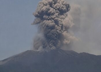 Erupsi Marapi Semburkan Abu hingga 2.500 Meter, Pengamat Ingatkan Ancaman Lahar