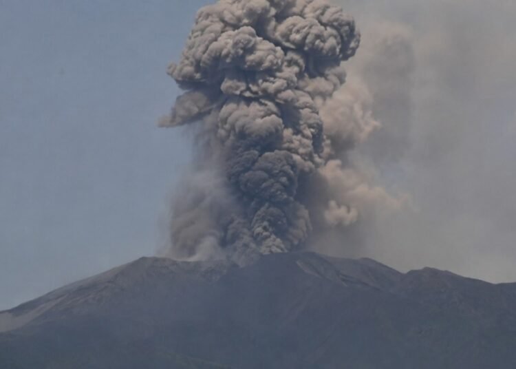 Ilustrasi gunung meletus. Foto: Ilustrasi AI