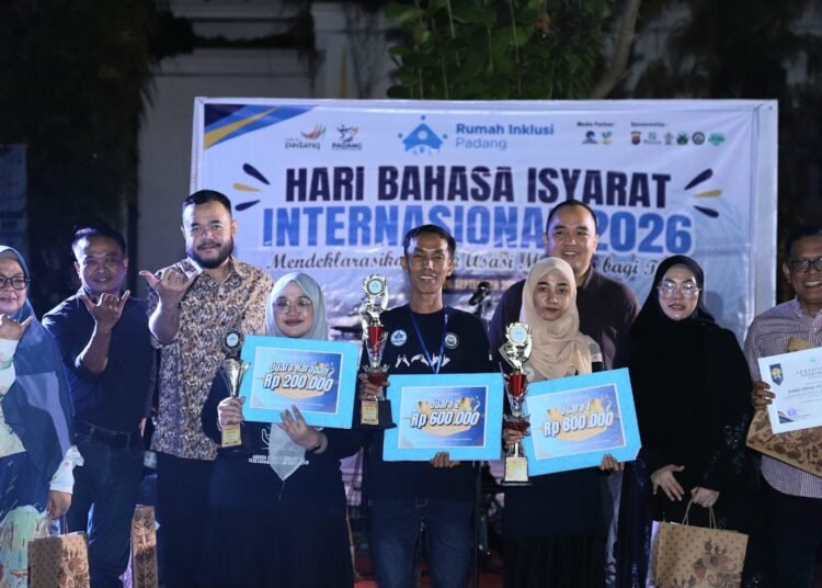 Wali Kota Padang Fadly Amran saat menghadiri peringatan Hari Bahasa Isyarat Internasional 2026 di kawasan Kota Tua Padang, Sabtu (26/9/2026) malam.