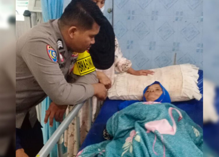 Lansia Narmiati atau Cik Liman, menjalani perawatan di RSUD Muhammad Zein Painan setelah ditemukan di kawasan perbukitan Limau Manis, Pesisir Selatan, Minggu (27/9/2026). Foto: BPBD Pesisir