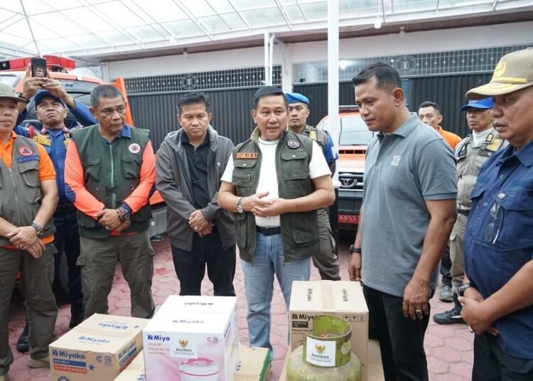 Wali Kota Bukittinggi, Ramlan Nurmatias, menyerahkan bantuan bagi warga terdampak banjir bandang di Nagari Batang Barus, Kecamatan Gunung Talang, Kabupaten Solok, Sabtu (25/9/2026).