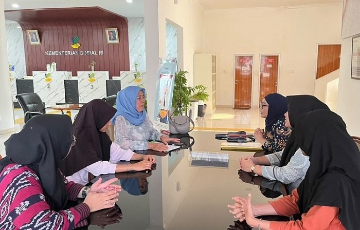 Ketua RPSA Delima, Fatmiyeti Kahar, menyerahkan remaja perempuan korban kekerasan seksual ayah tiri ke Sentra Terpadu Pangudi Luhur di Bekasi, Jawa Barat. Foto: Rumah Perlindungan Sosial Anak Delima Pariaman