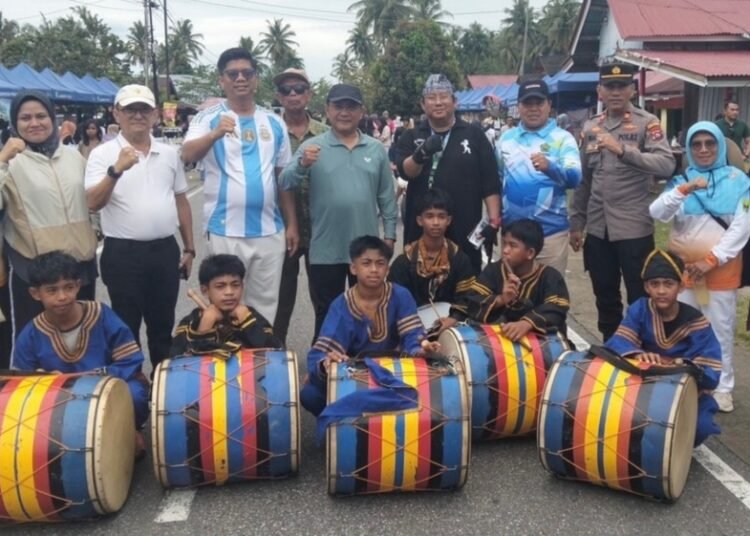 Bupati Padang Pariaman, John Kenedy Azis, saat menghadiri kegiatan CFD dan GERMAS di kawasan Pantai Ketaping, Minggu (27/9/2026).