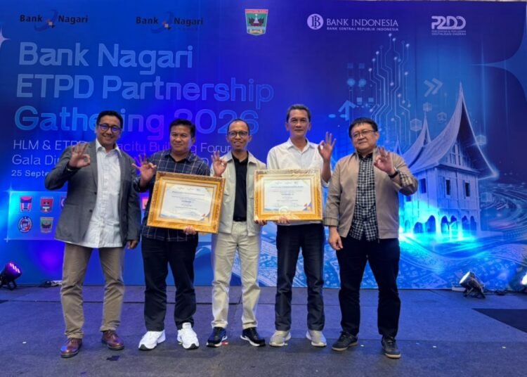 Sekretaris Daerah Kota Bukittinggi, Rismal Hadi, mewakili Pemko Bukittinggi menerima penghargaan dari Bank Nagari atas capaian retribusi dan pajak daerah Semester I Tahun 2026 di Hotel Mercure Padang, Jumat (25/9/2026).