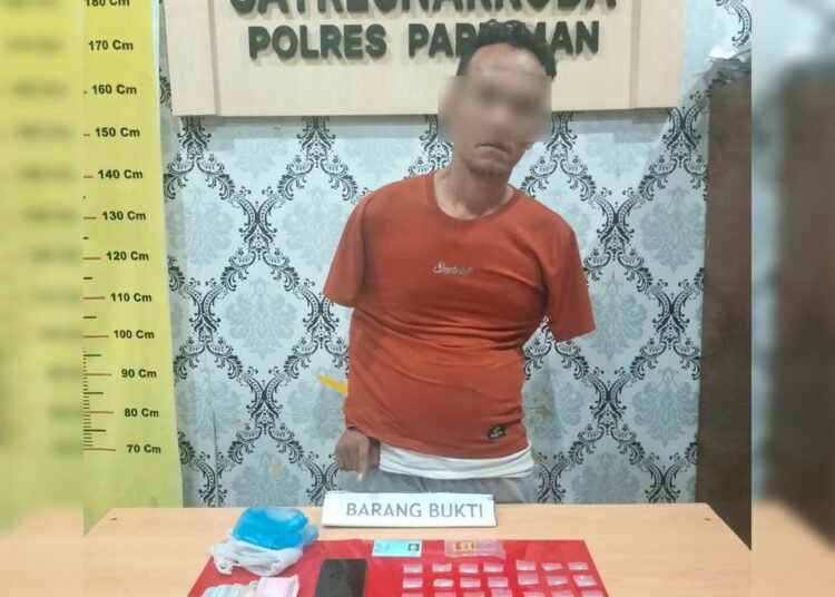 Polisi menangkap pria berinisial IEP (36) di rumah toko (ruko) depot air minumnya di Desa Mangguang, Kecamatan Pariaman Utara, Kota Pariaman, Sumatera Barat, pada Minggu (27/9/2026) sekitar pukul 01.00 WIB karena diduga terlibat peredaran sabu-sabu. Foto: Polres Pariaman