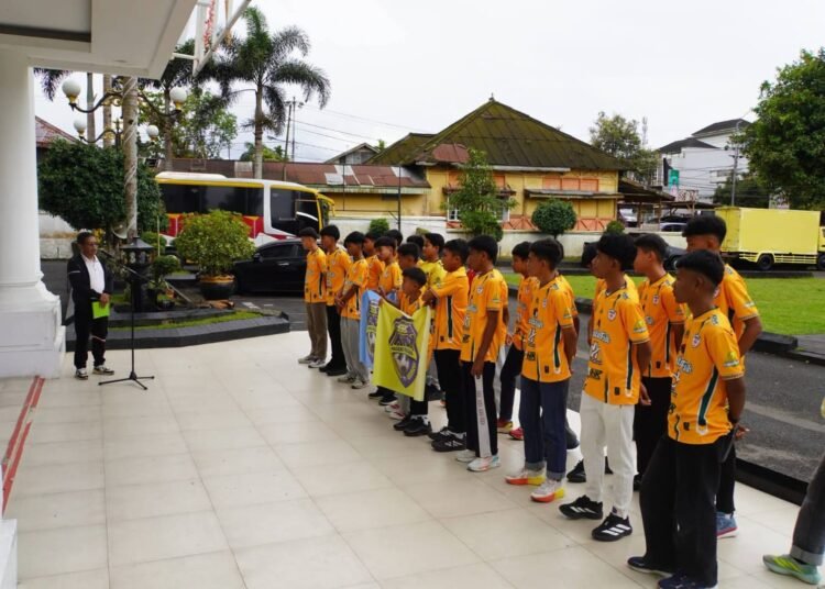 Asisten II Setdako Padang Panjang, Indra Gusnady, melepas SSB Kinantan KINK U-15 yang akan mewakili daerah itu pada Piala Soeratin U-15 Region Sumatra di Medan dan Deli Serdang, Sumatera Utara, di halaman Balai Kota Padang Panjang, Ahad (27/9/2026).