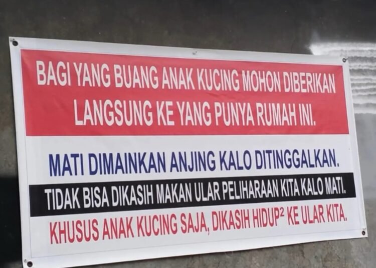 Spanduk berisi permintaan agar anak kucing yang hendak dibuang diserahkan untuk dijadikan pakan ular terpasang di kawasan Ulak Karang, Padang. Foto: Tangkapan layar media sosial