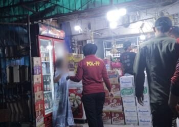 Video: Detik-Detik Perempuan di Padang Mengamuk Saat Warung Miras Dirazia, 2 Orang Terluka