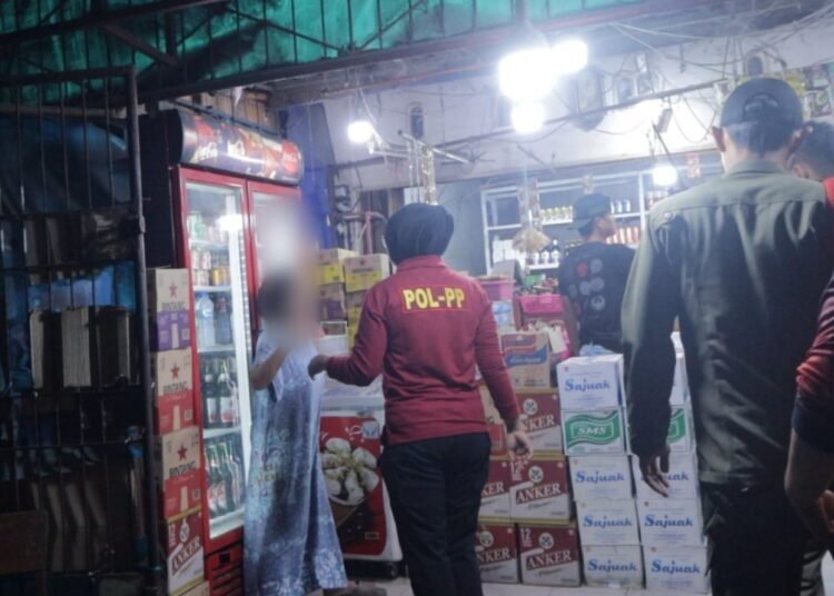 Pedagang minuman keras (miras) di kawasan Jalan Dr. Sutomo, Simpang Haru, Kecamatan Padang Timur, Kota Padang, Sumatera Barat, mengamuk saat warungnya dirazia petugas Satpol PP Padang pada Minggu (27/9/2026) malam. Foto: Satpol PP Padang