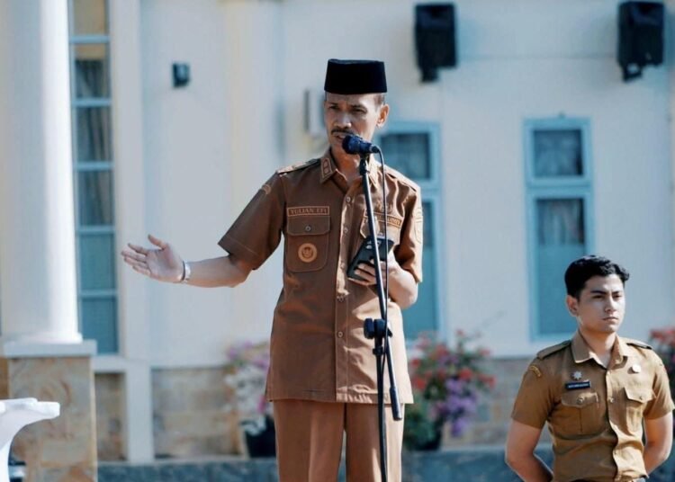 Wakil Bupati Solok Selatan Yulian Efi saat menyampaikan arahan dalam Apel Gabungan ASN di Halaman Kantor Bupati Solok Selatan, Senin (28/9/2026).