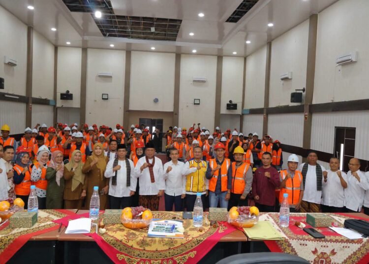 Sebanyak 115 tenaga kerja konstruksi di lingkungan Dinas Pekerjaan Umum dan Penataan Ruang (PUPR) Kota Payakumbuh mengikuti pembekalan dan uji kompetensi tenaga kerja konstruksi strategis di Aula Sanggar SKB Kota Payakumbuh pada Senin-Selasa (28-29/9/2026).