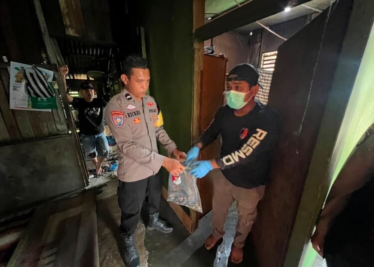 Foto: Petugas kepolisian melakukan pemeriksaan di lokasi perempuan 22 tahun ditemukan tewas tergantung di Dusun Karang Anyar, Desa Santur, Kecamatan Barangin, Sawahlunto, Minggu (27/9/2026).