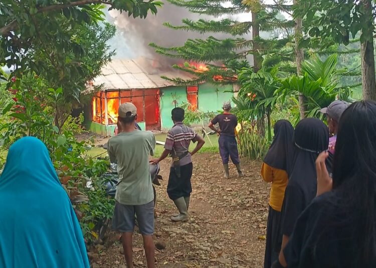 Petugas melakukan penanganan di lokasi kebakaran yang melanda rumah warga di Jorong Indobaleh Timur, Nagari Mungo, Kecamatan Luak, Kabupaten Lima Puluh Kota, Selasa (29/9/2026).