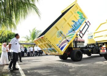 Pemko Pariaman Tambah Armada Kebersihan, Ada Dua Dump Truck dan Arm Roll