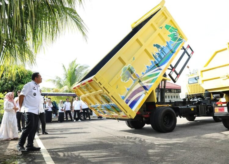 Wali Kota Pariaman, Yota Balad, menyerahkan tiga unit mobil operasional kebersihan baru berupa dump truck dan truk karoseri arm roll sampah kepada Dinas Perumahan Rakyat, Kawasan Permukiman, dan Lingkungan Hidup (Perkim LH) di Halaman Rumah Dinas Wali Kota Pariaman, Rabu (23/9/2026).