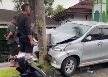 Sebuah Minibus Tabrak Pohon di Pasaman, Begini Kondisi Pengemudi dan Penumpang