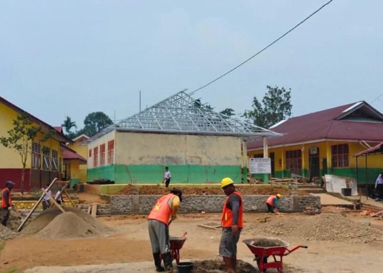 Petugas memperbaiki salah satu fasilitas sekolah di Kabupaten Solok Selatan yang mendapat program revitalisasi dari pemerintah pusat.