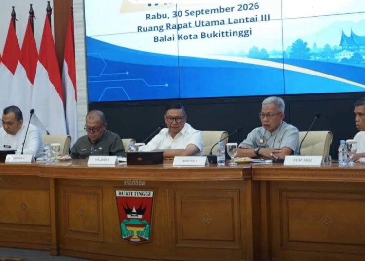 memimpin Rapat Evaluasi Perlindungan Sosial (Perlinsos) Digital 2026 di Aula Balai Kota Bukittinggi, Rabu (30/9/2026).