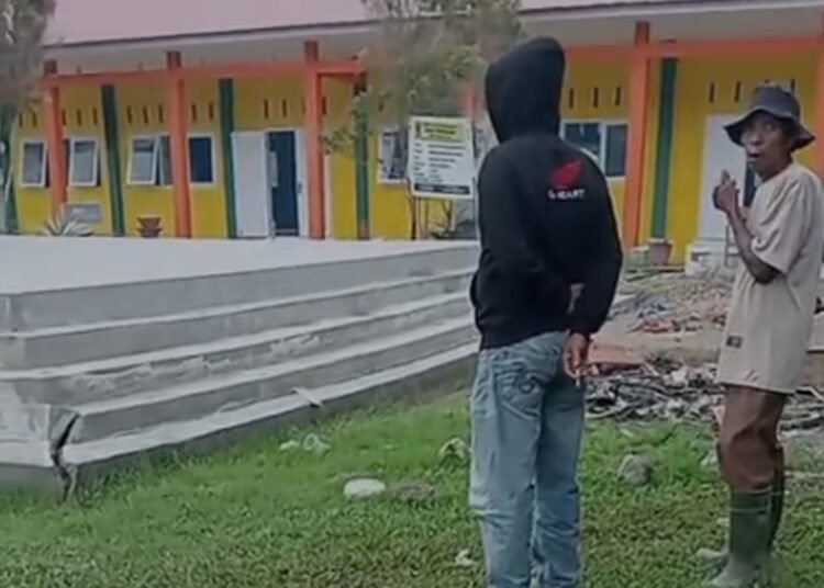 Bangunan dasar pentas seni SMAN 2 Batang Anai, Kabupaten Padang Pariaman, mengalami keretakan pada sejumlah bagian sebelum diserahterimakan.