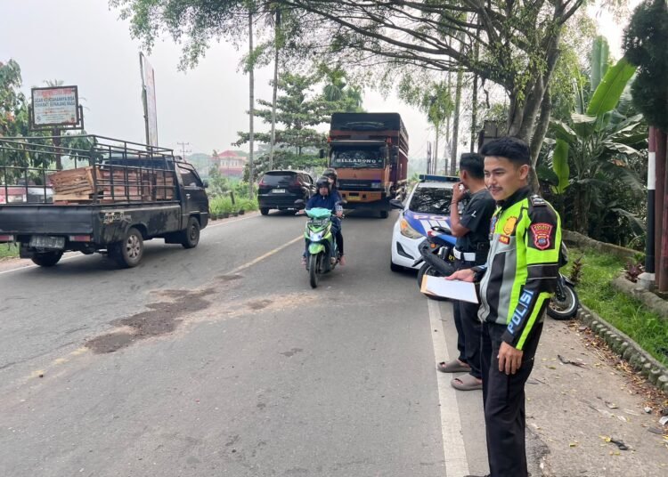 Polisi cek TKP kecelakaan dua sepeda motor di Jalan Lintas Sumbar-Riau, Jorong Tanjung Pati, Nagari Koto Tuo, Kecamatan Harau, Kabupaten Lima Puluh Kota, Rabu (30/9/2026).