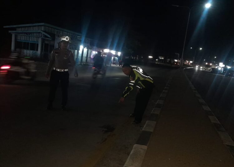 Polisi cek lokasi kecelakaan sepeda motor yang diserempet mobil boks di Jalan Lintas Sumatera, tepatnya di depan Rumah Makan Ayam Lado Hijau, Jorong Ujung Koto, Nagari Sungai Rumbai Timur, Kecamatan Sungai Rumbai, Kabupaten Dharmasraya, Sumatera Barat.