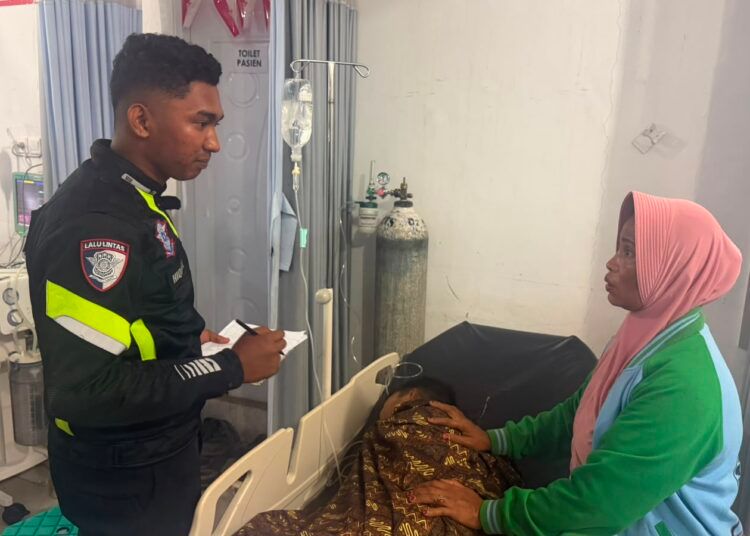 Polisi meminta keterangan dari korban kecelakaan yang dirawat di RSUD M. Natsir Kota Solok akibat kecelakaan di Jalan Lama Katapiang Balirik, Nagari Cupak, Kecamatan Gunung Talang, Kabupaten Solok, pada Sabtu (12/9/2026) malam. Foto: Polres Solok
