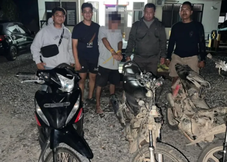 Polisi menangkap seorang pemuda di pinggir jalan di Jorong Sidomulyo, Nagari Mudiak Labuah, Kecamatan Kinali, Pasaman Barat, pada Sabtu (5/9/2026) sekitar pukul 00.30 WIB karena diduga mencuri sepeda motor. Foto: Polres Pasaman Barat