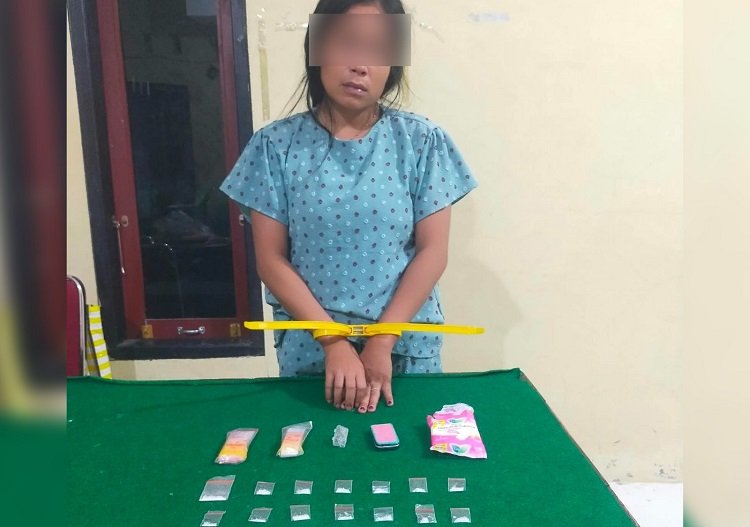 Polisi menangkap seorang perempuan di rumahnya di Jorong Petak, Korong Talao Mundam, Nagari Katapiang, Kecamatan Batang Anai, Padang Pariaman, Sumatera Barat, pada Rabu (9/9/2026) sekitar pukul 00.30 WIB karena diduga mengedarkan sabu-sabu. Foto: Polres Padang Pariaman