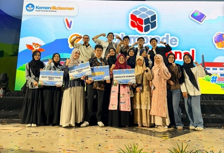 Tim SMAN 1 Sumbar berfoto bersama dalam pengumuman pemenang OSN 2026 di Malang, Jawa Timur, pada Sabtu (19/9/2026) malam. Foto: Pemko Padang Panjang