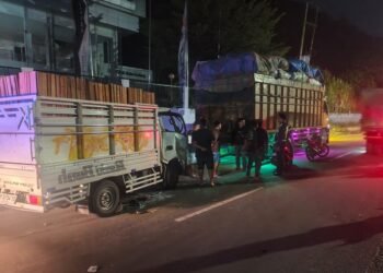 Tabrak Truk Parkir di Payakumbuh, Pikap Ringsek, Pengemudi Terjepit dan Patah Kaki