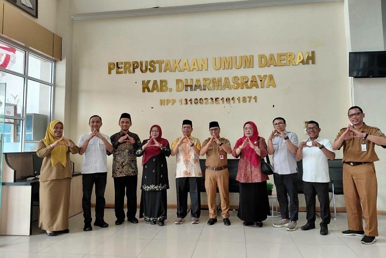 Dinas Perpustakaan dan Kearsipan Dharmasraya menerima kunjungan kerja DPRD Tanah Datar di Gedung Perpustakaan Umum Daerah Koto Padang, Dharmasraya, Senin (21/9/2026). Foto: Pemkab Dharmasraya