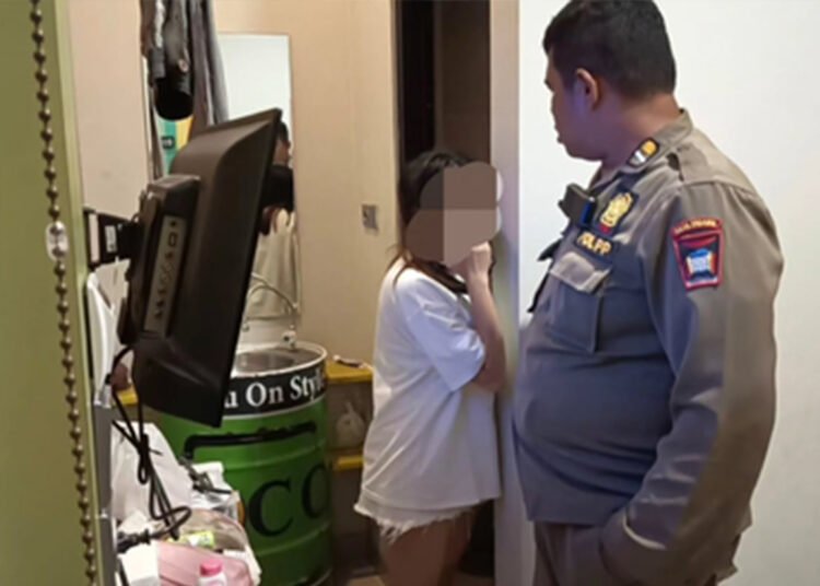 Satuan Polisi Pamong Praja (Satpol PP) Kota Padang melakukan pengawasan ketertiban umum dan ketenteraman masyarakat (Trantibum) di salah satu penginapan, Sabtu (26/9/2026) dini hari.