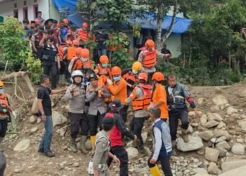 Video Bercarutnya Viral Saat Evakuasi Jenazah Ayah, Anak Korban Banjir Bandang Solok Minta Maaf 