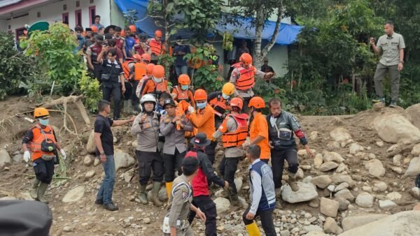 Tim SAR mengevakuasi jenazah korban banjir bandang yang ditemukan di Kompleks Kantor Bupati Solok pada Jumat (25/9/2026) sekitar pukul 11.00 WIB. Foto: Kantor SAR Padang