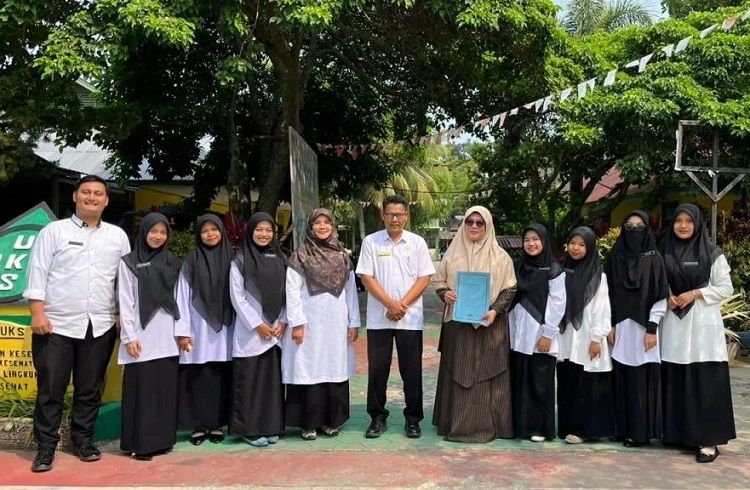 Dosen Pembimbing Lapangan (DPL) UIN Imam Bonjol Padang, Naila Hayati, memantau dan mengevaluasi pelaksanaan praktik lapangan mahasiswa di MAN 2 Solok pada Selasa (8/9/2026). Foto: UIN Imam Bonjol Padang