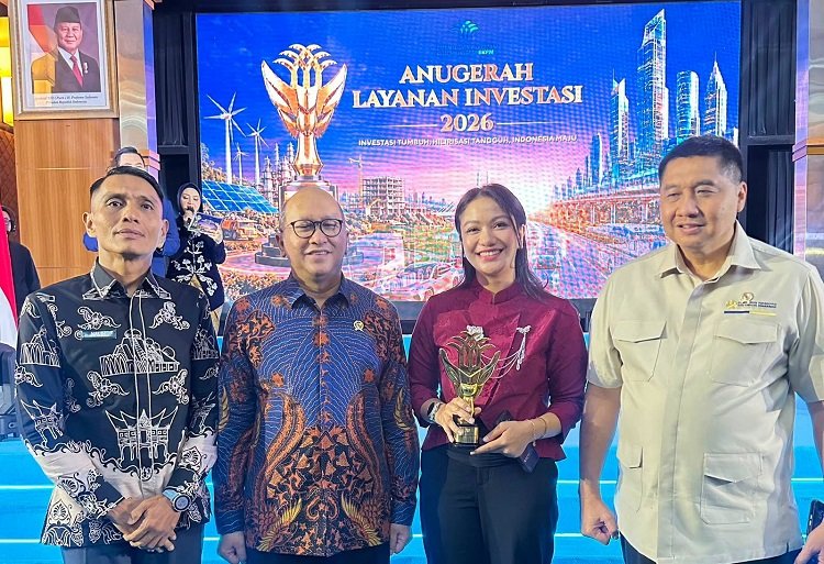 Bupati Dharmasraya, Annisa Suci Ramadhani, berfoto bersama dengan sejumlah Menteri setelah menerima Anugerah Layanan Investasi 2026 yang diselenggarakan Kementerian Investasi dan Hilirisasi/Badan Koordinasi Penanaman Modal di Jakarta pada Rabu (16/9/2026). Foto: Pemkab Dharmasraya
