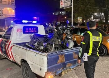 2 Motor Tabrakan di Tanah Datar, 2 Korban Luka di Kepala, 1 Perempuan Terkapar di Jalan