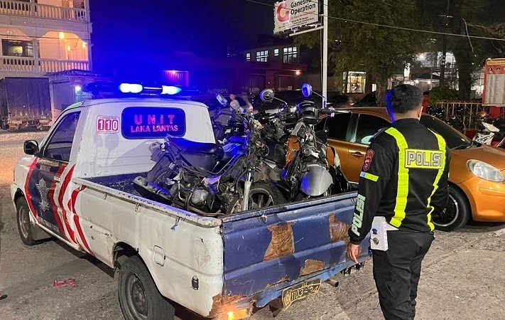Polisi mengangkut kedua sepeda motor yang bertabrakan di Jalan Jorong Parak Juar, Nagari Baringin, Kecamatan Lima Kaum, Tanah Datar, Sumatera Barat, pada Rabu (16/9/2026). Foto: Polres Tanah Datar