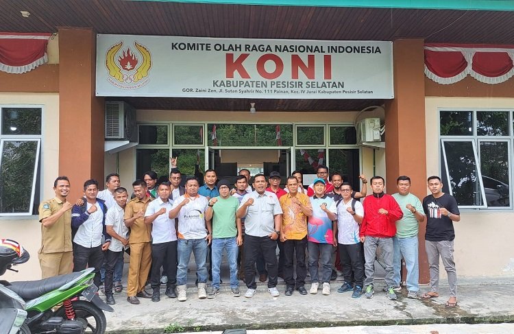 Ketua Umum KONI Pesisir Selatan periode 2025–2029, M. Adli, dan jajaran berfoto bersama di kantornya di Jalan Diponegoro, Painan, Kecamatan IV Jurai, pada Selasa (18/11/2025). Foto: Pemkab Pesisir Selatan