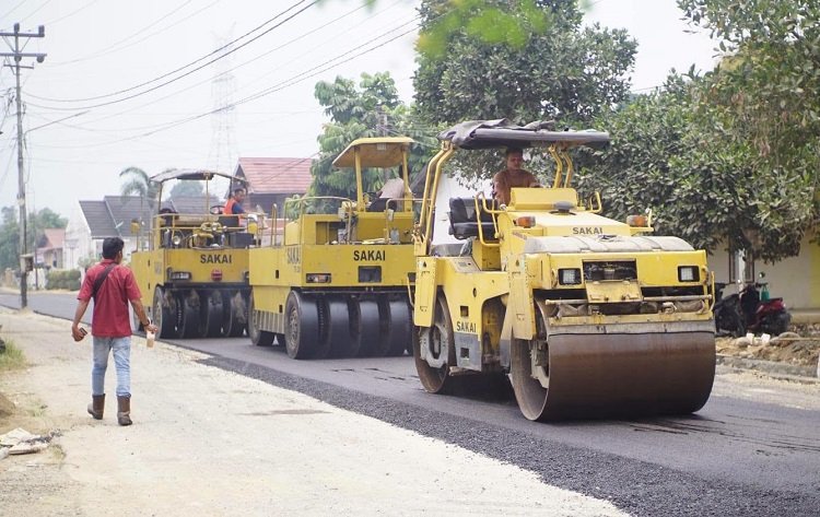 Dinas Pekerjaan Umum (PU) menata dan merevitalisasi kawasan bekas Rumah Sakit Umum Daerah (RSUD) Sungai Dareh melalui pekerjaan rehabilitasi jalan sepanjang sekitar 900 meter. Foto: Pemkab Dharmasraya
