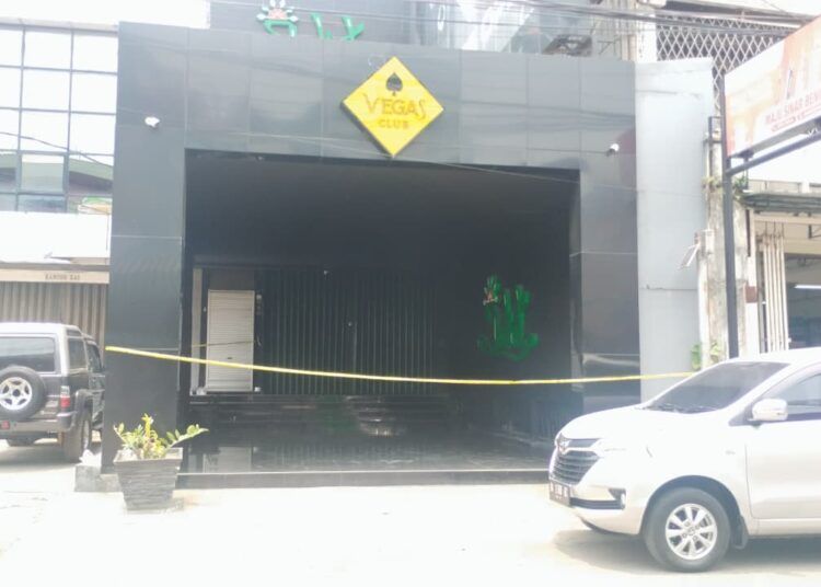 Garis polisi terlihat terpasang di depan Vegas Club Padang, Senin (14/9/2026).