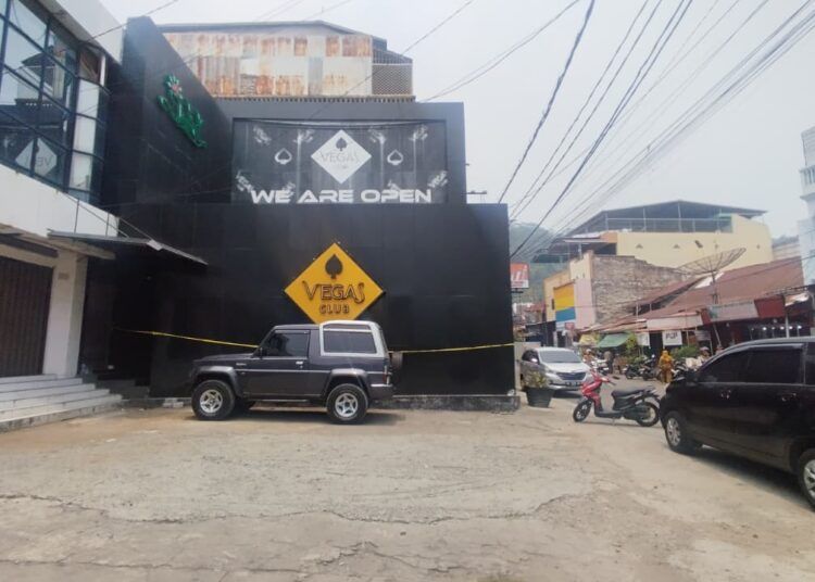 Garis polisi terpasang di Vegas Club Padang, Senin (14/9/2026).