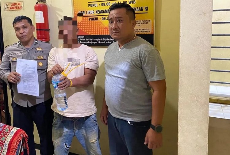 Warga menangkap seorang pria di belakang rumah warga di Jorong Ujung Tanah Batang Lingkin, Nagari Aia Gadang, Kecamatan Pasaman, Pasaman Barat, Sumatera Barat (Sumbar), pada Rabu (16/9/2026) sekitar pukul 02.00 WIB karena diduga mencuri pakaian dalam perempuan dan daster. Foto: Polres Pasaman Barat