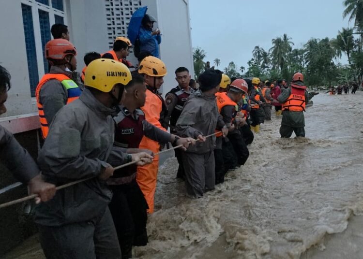 Petugas gabungan mengevakuasi warga yang terjebak banjir di Lubuk Minturun Padang, Sabtu (10/10/2026). Foto: Basarnas Padang.
