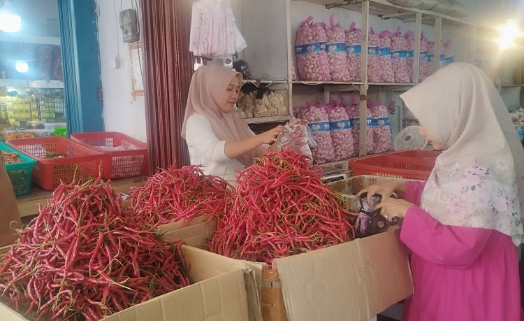 Seorang pengunjung membeli cabai kepada salah satu pedagang di Pasar Raya Padang pada Kamis (1/10/2026). Kenaikan harga cabai merah menjadi penyumbang terbesar inflasi bulanan di Sumbar dengan andil sebesar 0,47 poin persentase. Foto: Qadri Hayatul