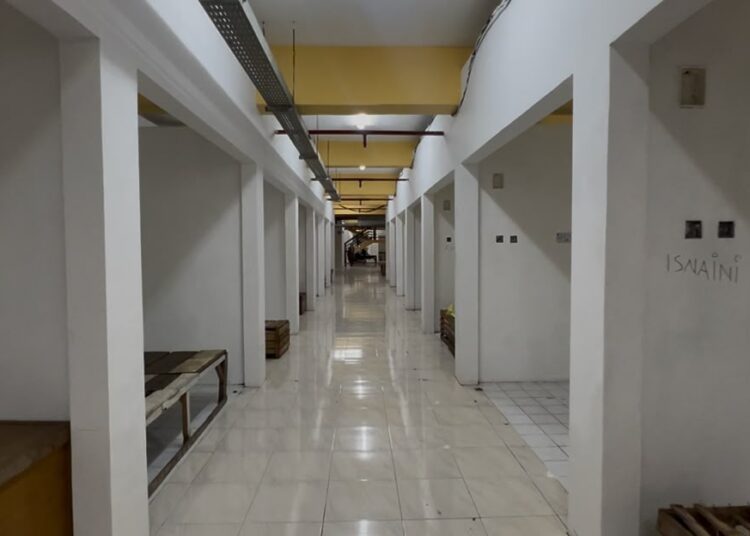 Kondisi basement Blok 2 Pasar Raya Padang yang disiapkan untuk menampung pedagang kaki lima (PKL) dari Jalan Sandang Pangan, Sabtu (24/10/2026).