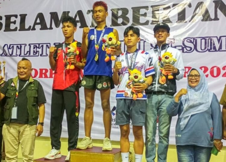 Atlet Kota Pariaman Irwansyah Marjoni meraih medali emas cabang Muaythai kelas 54 kilogram pada Porprov XVI Sumatera Barat 2026 di Kota Padang.