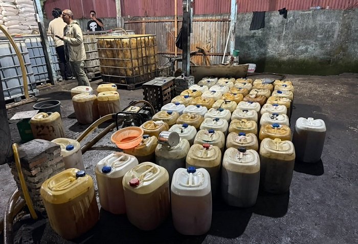 Polisi menyita 6.500 liter biosolar subsidi di sebuah gudang di Jalan Lintas Pekanbaru—Duri km 82, Desa Kandis, Kecamatan Kandis, Kabupaten Siak, Riau, pada Senin (19/10/2026). Foto: Media Center Riau