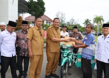 Pemko Pariaman dan Baznas Salurkan Becak Motor untuk Warga Kurang Mampu
